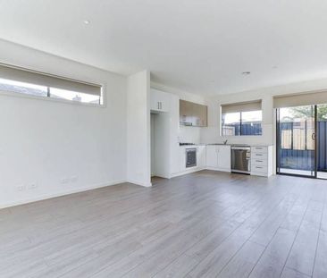 2/137 Market Road, Werribee - Photo 3