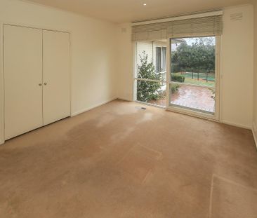 The ultimate in family living with a pool - Photo 2