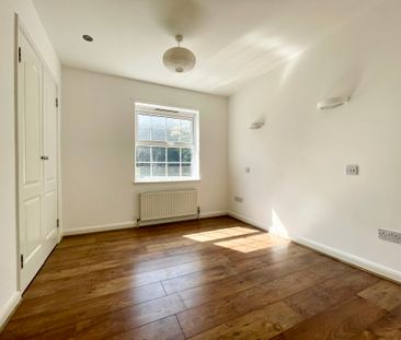 2 bedroom flat to rent Batts Hill, Redhill - Photo 2