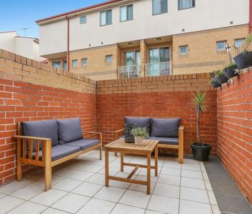 Ultra-chic Three Bedroom Plus Study Townhouse - Photo 6