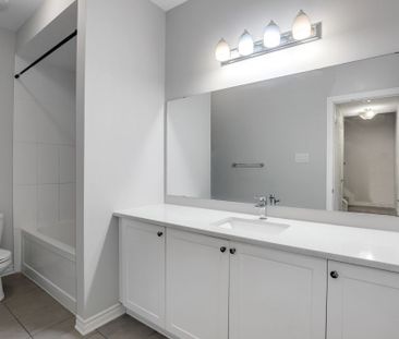 For Lease - 816 Mikinak Road, Manor Park - Cardinal Glen and Area, ... - Photo 4