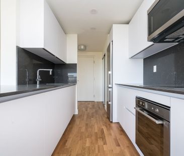150 The Donway West - Photo 3