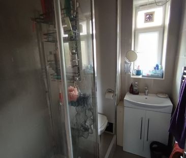 Room in a Shared Flat, Hayter House, W12 - Photo 6