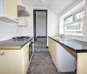3 bedroom flat to rent - Photo 2