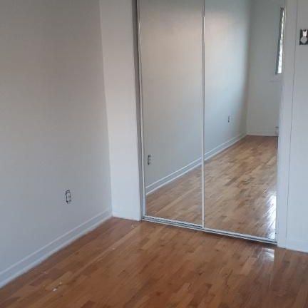 APPARTEMENT 4-1/2 - 2 CHAMBRES - INTERNET/CABLE/STATIONNEMENT - Photo 3