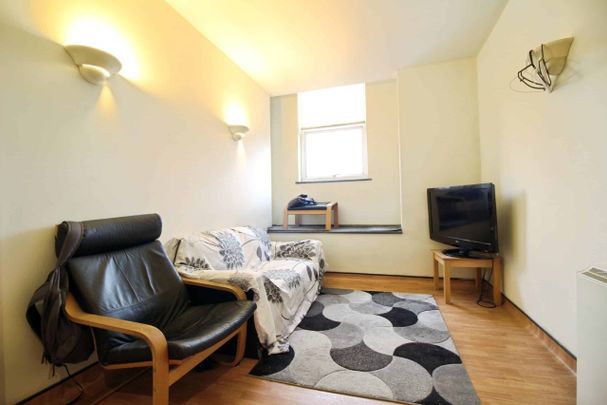 Flat A, 11 Faringdon Road, Swindon, SN1 - Photo 1