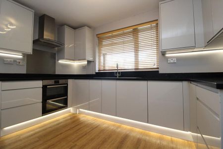 4 bedroom detached house to rent - Photo 5