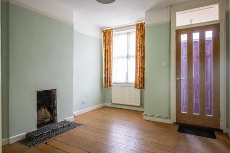 2 bedroom end of terrace house to rent - Photo 2