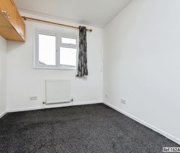 3 bed Terraced in Plesman Way , Wallington, SM6 9NB - Photo 5