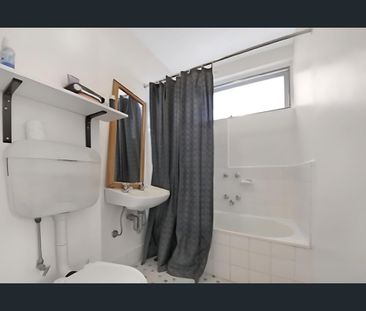 Bright One-Bedroom Apartment in Quiet Street with Parking - Photo 2