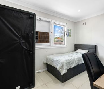 CHARMING THREE BEDROOM HOME! - Photo 3