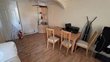 1 bedroom in a house share to rent - Photo 3