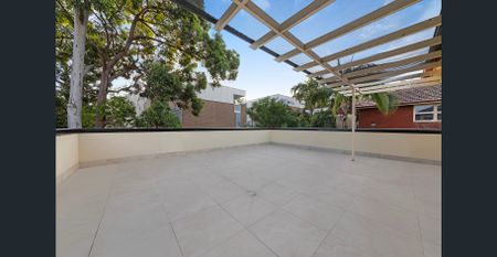 Spacious Three Bedroom Apartment - Right in the Heart of Beecroft! - Photo 3