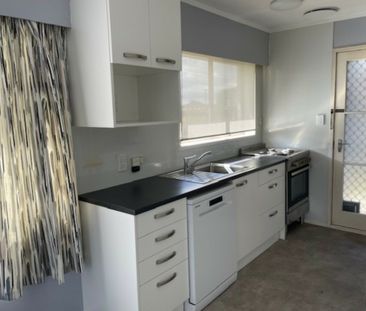 LOCATION LOCATION - Photo 2