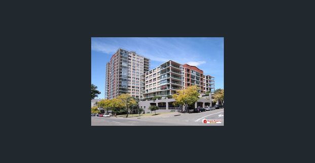 Stunning & Spacious Apartment In Prime Location - Photo 1