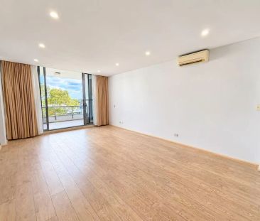 Spacious 2-Bedroom Split-Level Apartment with Beautiful Water Views... - Photo 2