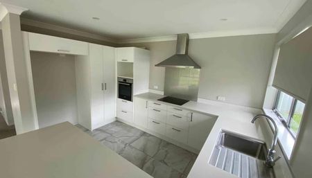 4 BEDROOM • 3 BATHROOM • DOUBLE GARAGE – SPACI... - Photo 5