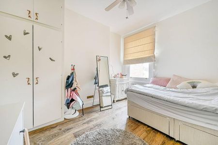 4 bedroom semi-detached house to rent - Photo 4