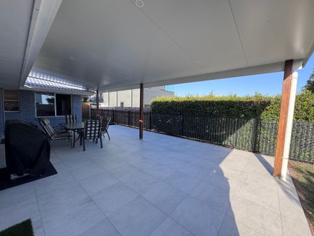 Coastal Family Home in Peregian Beach - Option of 4 Bed, 3 Bath or 3 Bed, 2 Bath - 6 Month Lease. - Photo 5