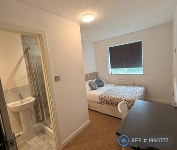 1 bedroom in a house share to rent - Photo 2