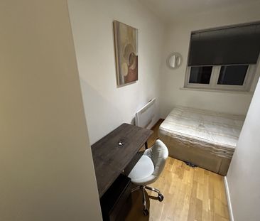 2 Bed Flat, Block Wharf, E14 - Photo 4