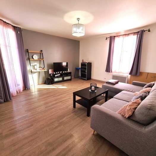 A LOUER - APPARTEMENT - 2 CHAMBRES + 2 PARKING - Photo 1