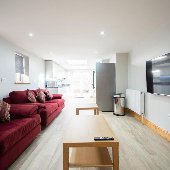 6 bedroom terraced house to rent - Photo 1