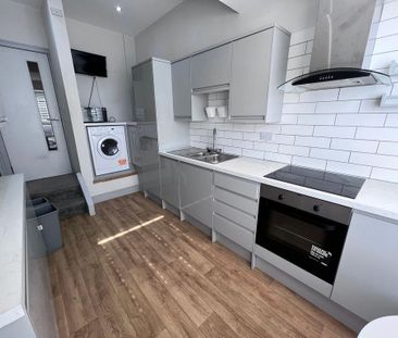 3 bedroom flat to rent - Photo 4