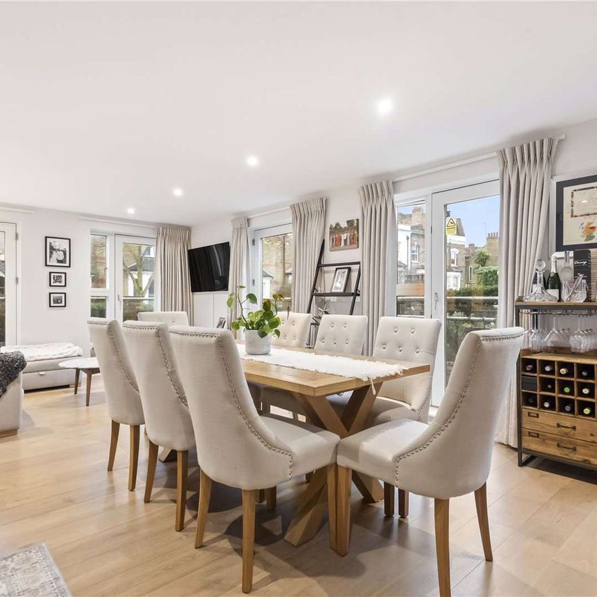 A beautifully presented two-bedroom flat with outdoor living across two floors. - Photo 1