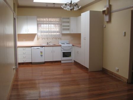 Polished floorboards - small friendly block! - Photo 3