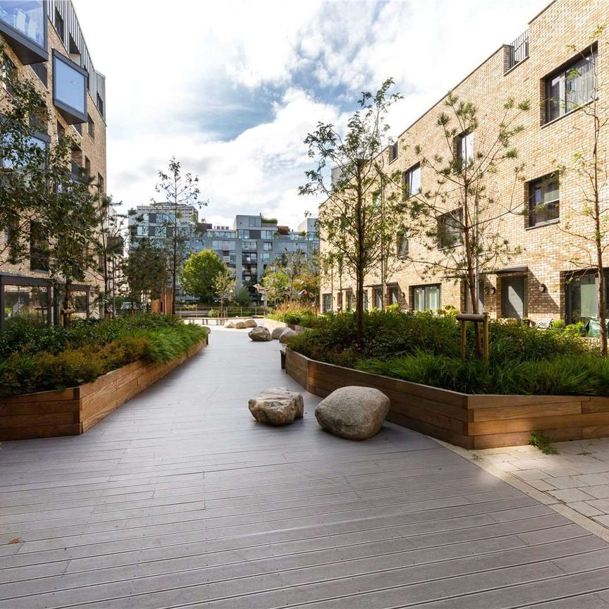 An extremely spacious duplex apartment offering excellent canal views just a short walk from Old Street and Angel. - Photo 1