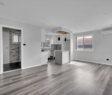 Stylish & Private Granny Flat with Separate Street Access- Walk to ... - Photo 1