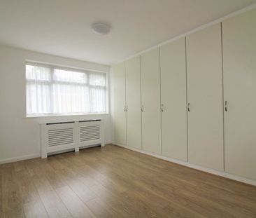 3 bed Semi-detached in Gloucester Gardens , Cockfosters, EN4 0QP - Photo 5