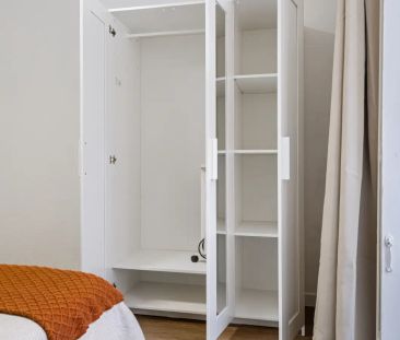 Room in a shared 11-bedroom apartment for rent in Sol, professional... - Foto 5