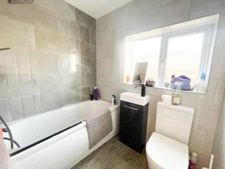 1 bedroom in a house share to rent - Photo 5