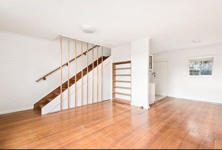 SIX MONTH LEASE AVAILABLE! TWO BEDROOM TOWNHOUSE WITH COURTYARD NEAR ELSTERNWICK PARK. - Photo 4