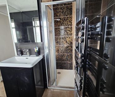 3 bed Semi-detached in Worplesdon Road , Guildford, GU2 9RS - Photo 1