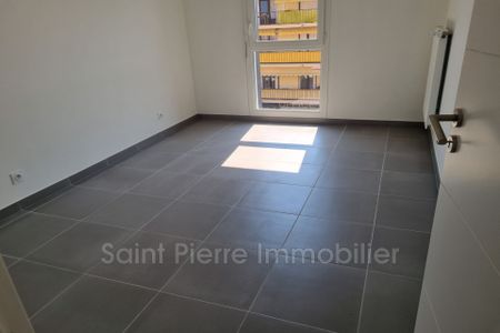 Location Appartement 2 pièces 40m² ST LAURENT DU VAR 06700 - Photo 5