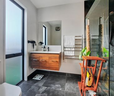 Modern 3 Bedroom Home In Oakbridge - Photo 2