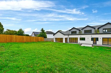 A generously proportioned family home set in Tickenham. - Photo 2