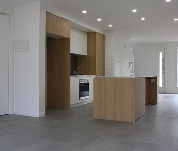 Sleek and Stylish - Photo 5