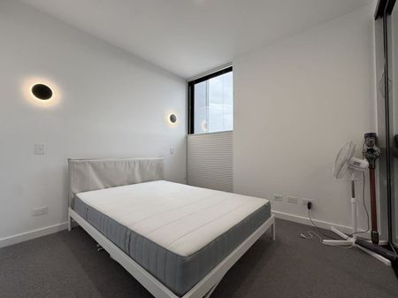 Modern, Spacious & Light Filled Apartment! - Photo 4