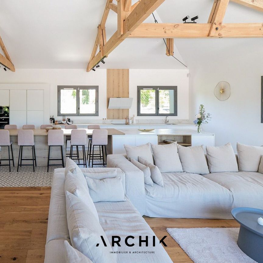 Architecture contemporaine d'inspiration régionaliste, cette maison de 270 m2 située sur une parcelle de 950 m2 en position dominante est nichée sur les hauteurs prisées du Pyla. - Photo 1