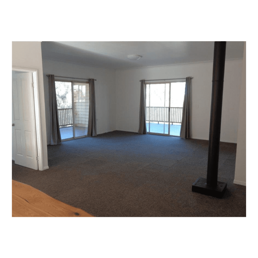 Spacious home for those who love country living - yet close to Toowoomba - Photo 1