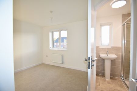 2 bedroom semi-detached house to rent - Photo 3