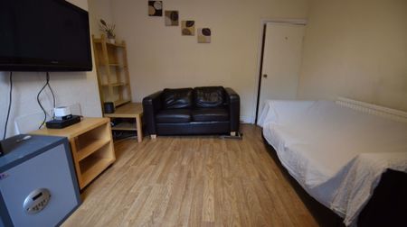 4 bedroom House in Hyde Park, Leeds - Photo 3