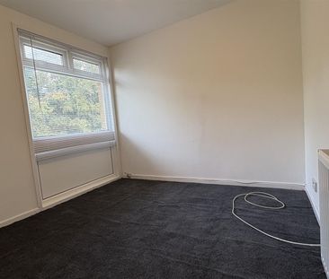 To Let - Photo 3
