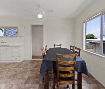 3 BEDROOM HOME, CLOSE TO EVERYTHING! - Photo 4