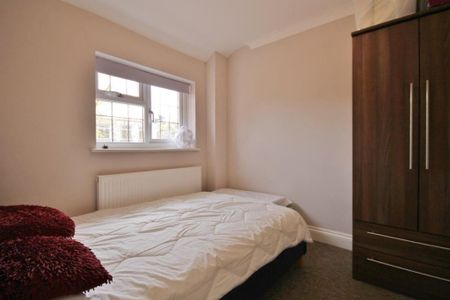 4 bedroom semi-detached house to rent - Photo 2