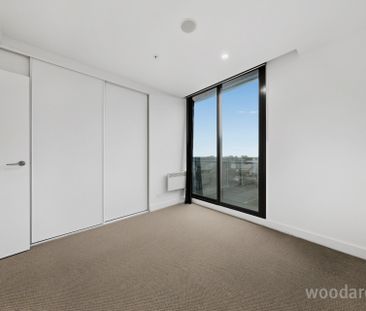 Stylish Two Bedroom Apartment with Outstanding Convenience - Photo 3